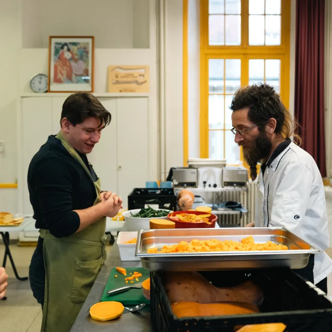 Groupe de collaborateurs et bénéficiaires cuisinant ensemble avec l'association Cœurs Résistants