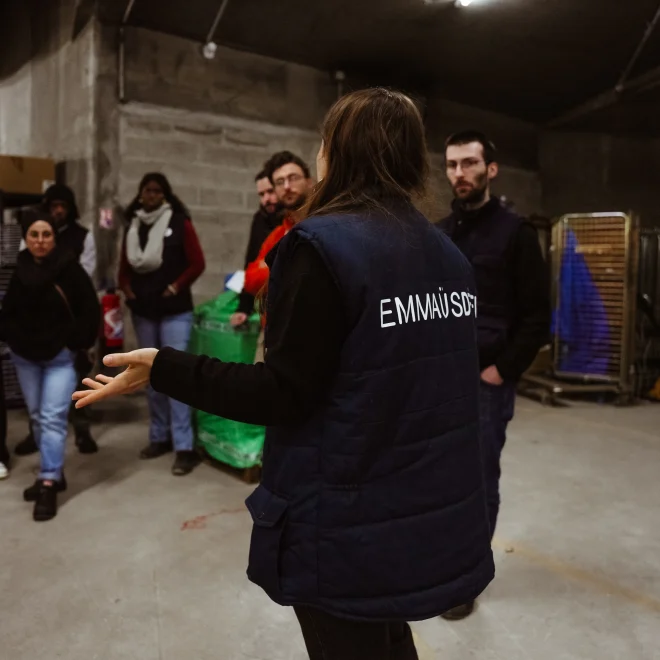 Groupe de collaborateurs en mission avec l'association Emmaus Défi