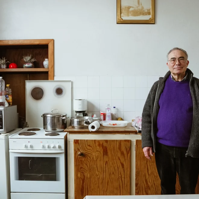 La cuisine du bénévole était vétuste avec peu d'espace de cuisine