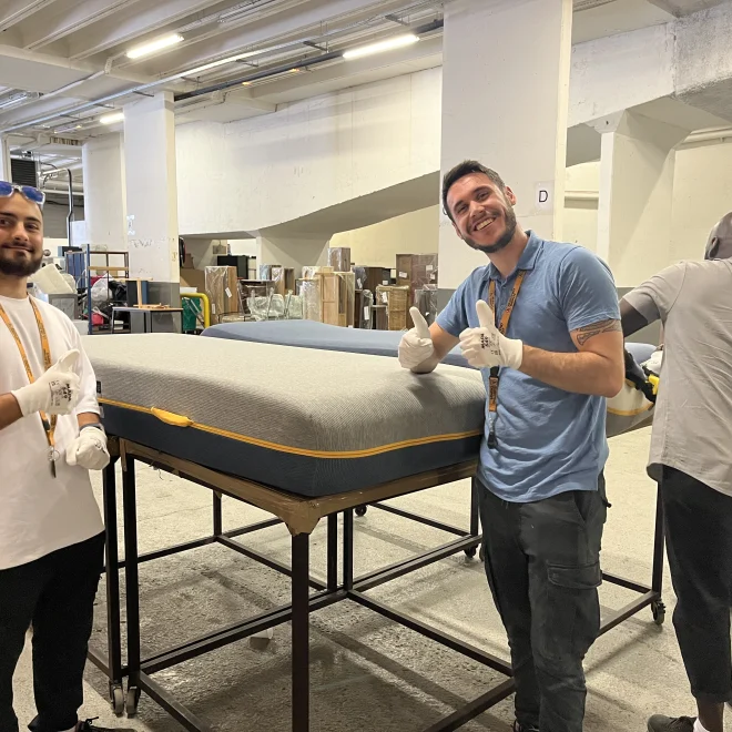 Bénévoles préparant la livraison de matelas avec Emmaüs Défi