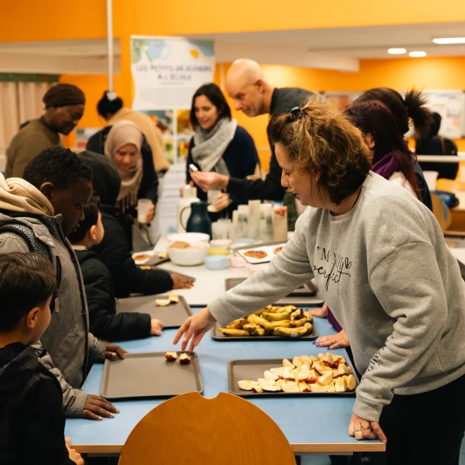 Distribution de petits déjeuners pour les enfants des quartiers de Marseille
