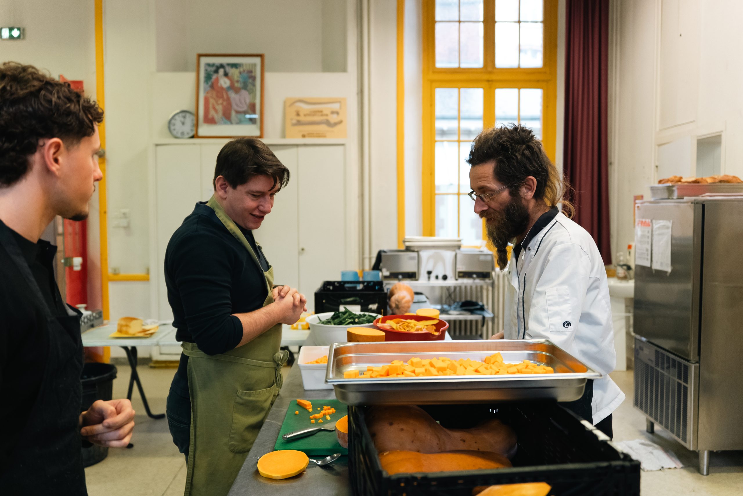 Groupe de collaborateurs et bénéficiaires cuisinant ensemble avec l'association Cœurs Résistants