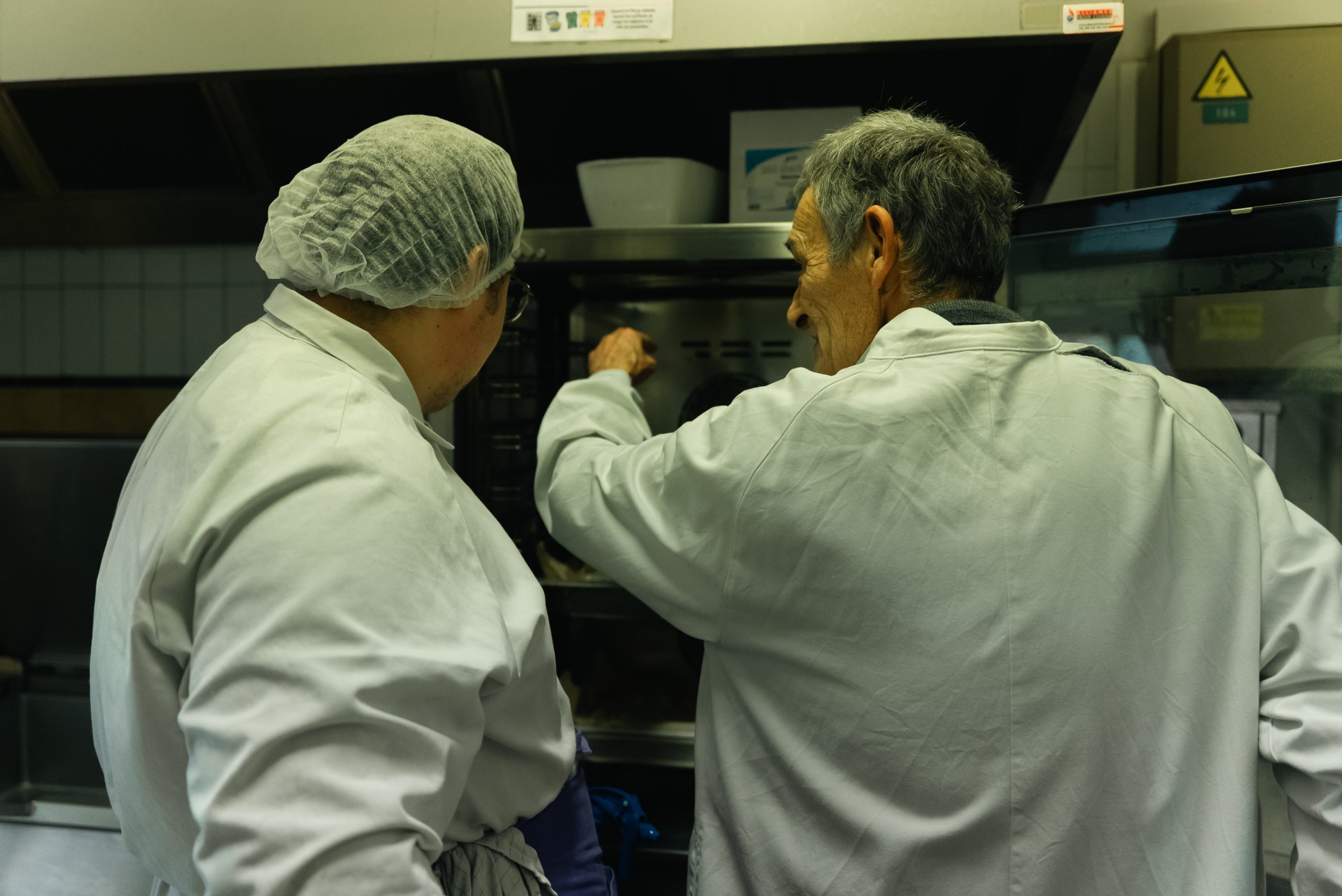 Grupo de colaboradores y beneficiarios cocinando juntos con la asociación Cœurs Résistants.