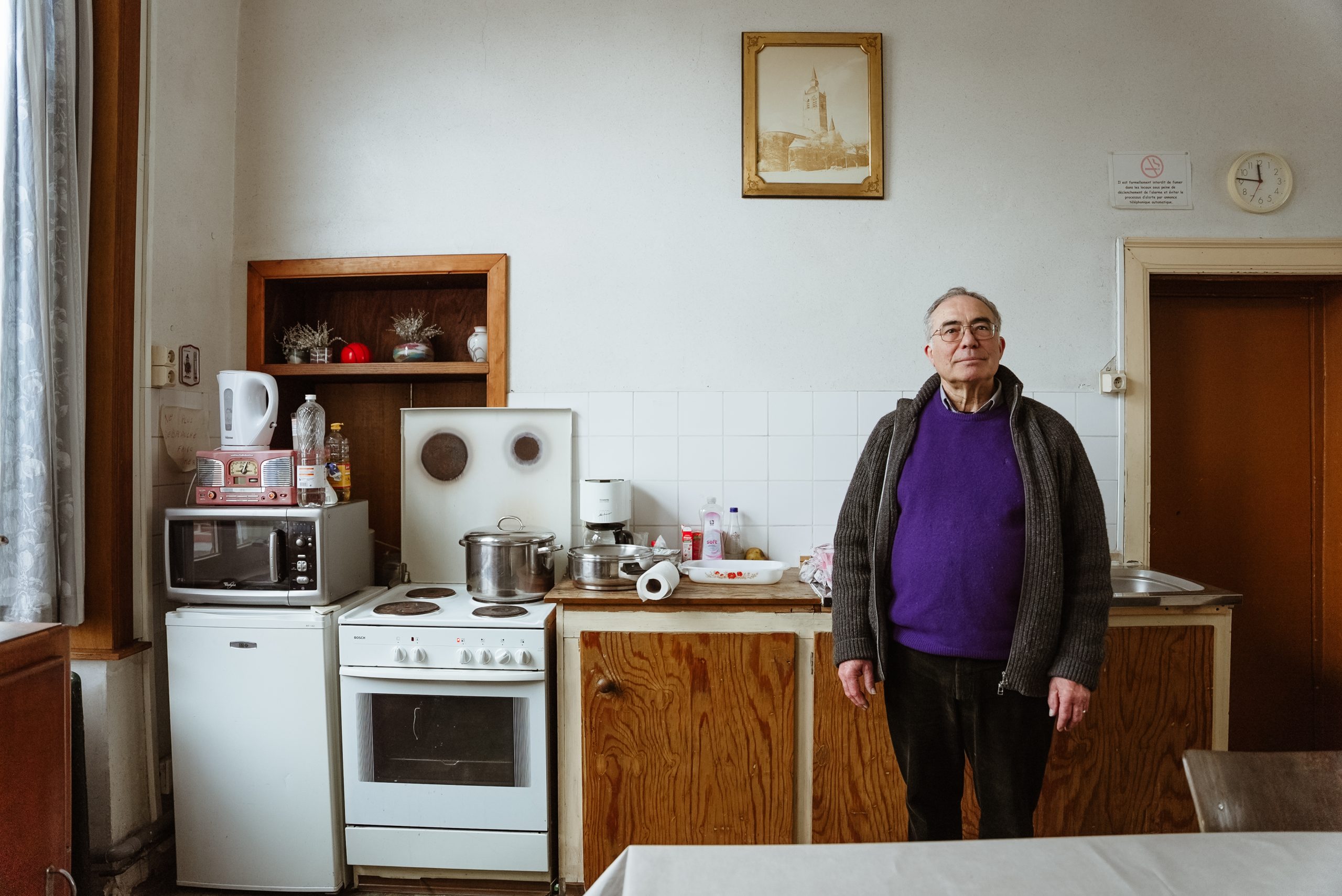 Een vrijwilliger van de vereniging Les Ouvriers du Coeur in de keuken van de vereniging, voorafgaand aan de renovatie.