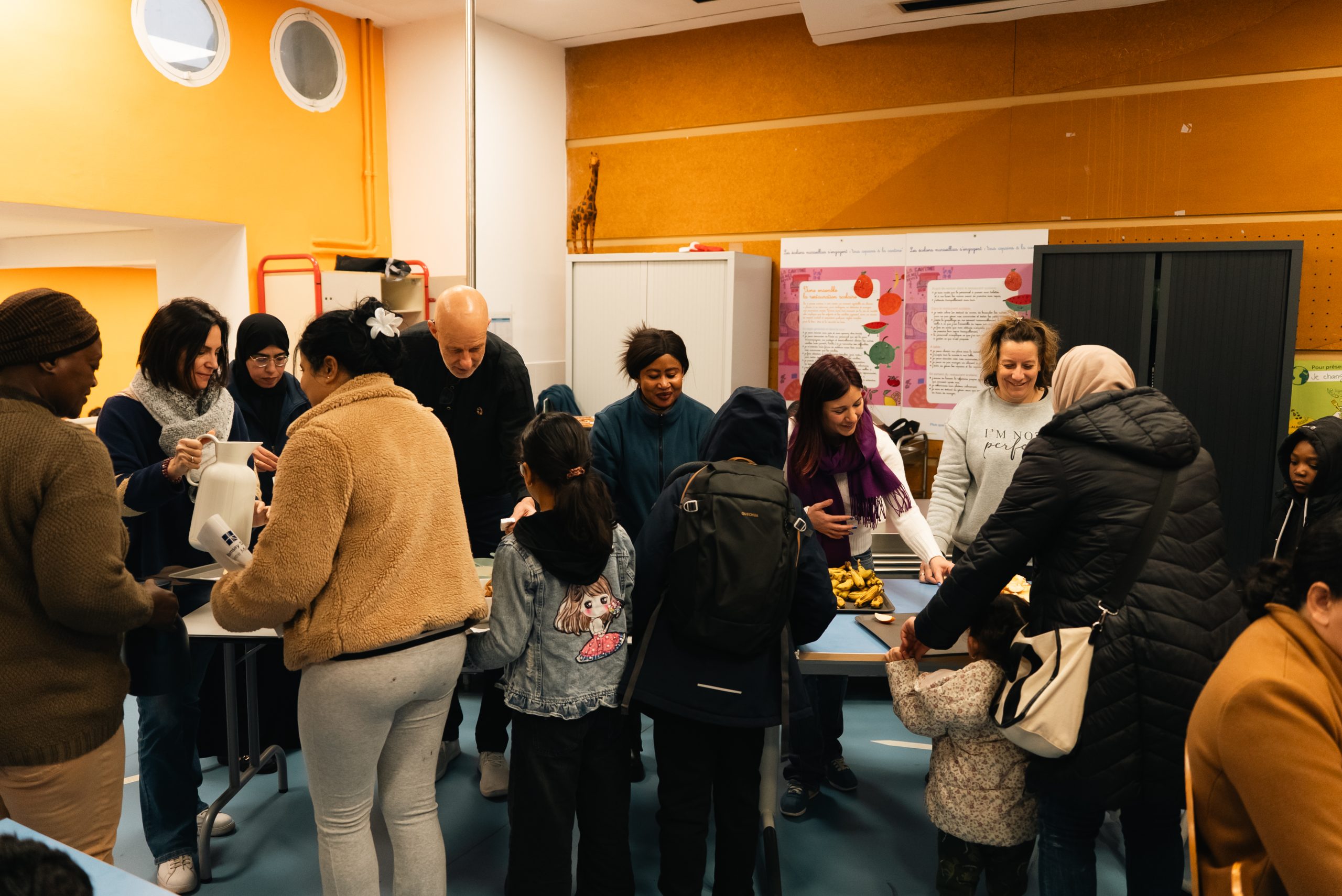 Distribution de petits déjeuners pour les enfants des quartiers de Marseille