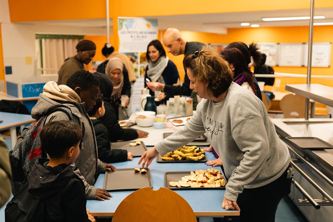 Distribution de petits déjeuners pour les enfants des quartiers de Marseille