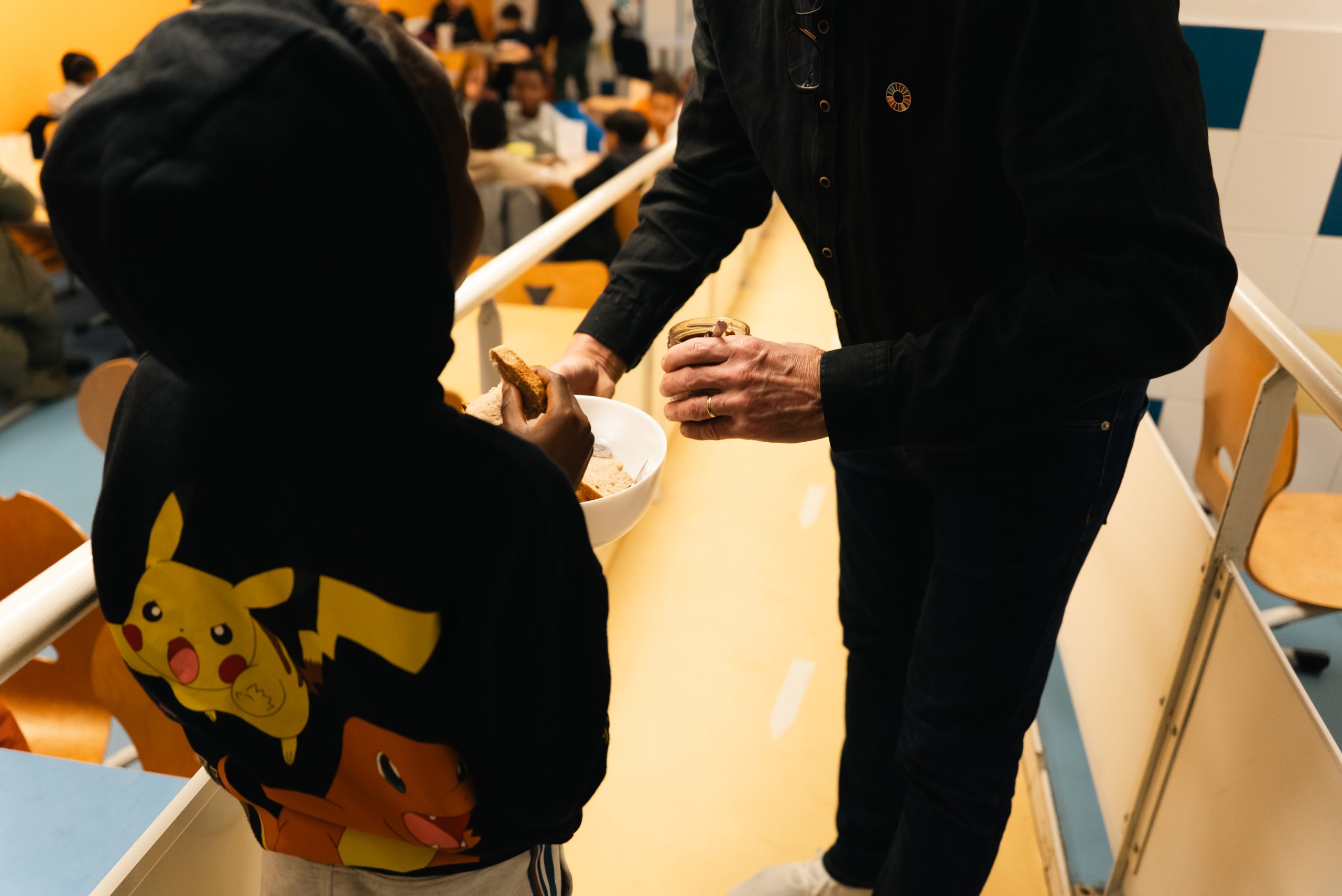 Distribution de petits déjeuners pour les enfants des quartiers de Marseille